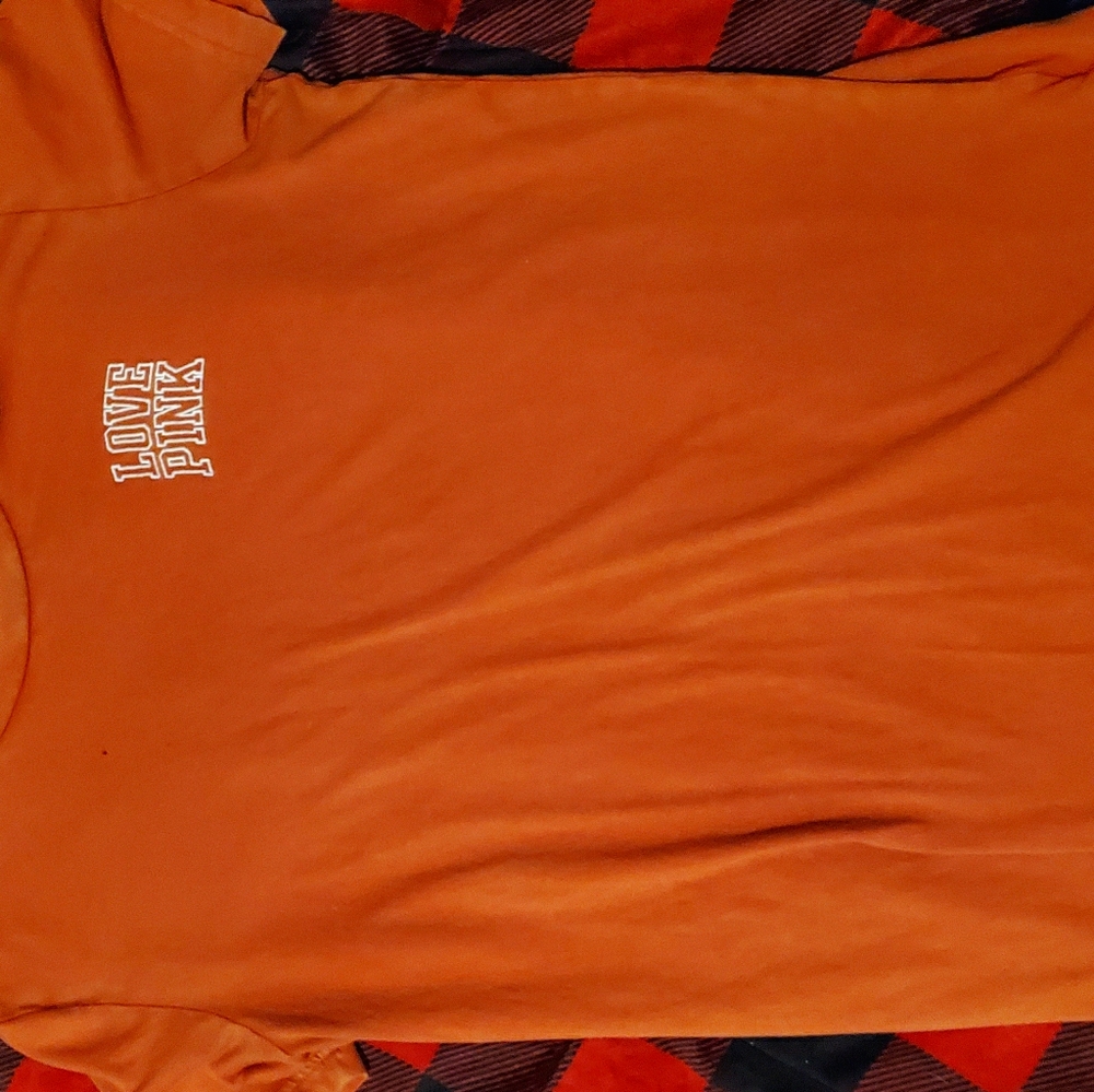 pink tee